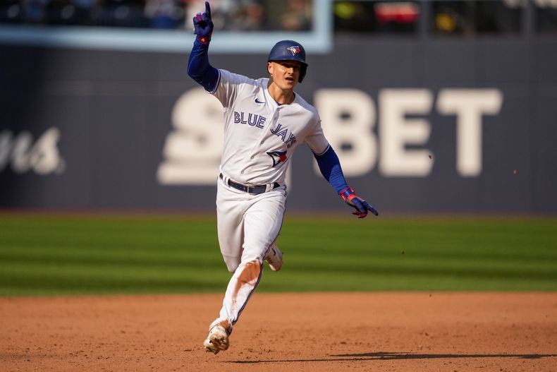 ARCHIVO - Matt Chapman de los Blue Jays de Toronto celebra su cuadrangular con el que dejaron tendido en el terreno a los Medias Rojas de Boston, durante la novena entrada del juego del domingo 17 de septiembre de 2023, en Toronto. (Andrew Lahodynskyj/The Canadian Press via AP, Archivo)