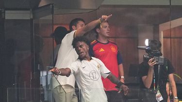 El youtuber y streamer estadounidense Darren Jason Watkins Jr., conocido como IShowSpeed, hace un gesto durante el encuentro de octavos de final entre Portugal y España el lunes 6 de julio del 2026. (AP Foto/Julio Cortez)