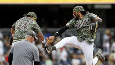 Fernando Tatis Jr. celebra con Rougned Odor la victoria con el último out de los Padres de San Diego ante los Medias Rojas de Boston el domingo 21 de mayo del 2023. (AP Foto/Brandon Sloter)