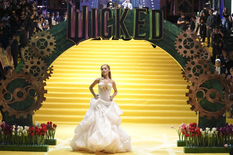 Ariana Grande posa durante una sesión fotográfica previa al estreno de Wicked en el Auditorio Nacional de la Ciudad de México, el lunes 11 de noviembre de 2024. (Foto AP/Fernando Llano)