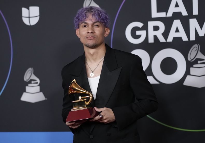 ARCHIVO - Tainy posa en la sala de prensa con el premio a mejor interpretación de reggaetón por Lo Siento BB:/ en la 23a entrega anual del Latin Grammy en la Arena Mandalay Bay Michelob Ultra el 17 de noviemgbre de 2022, en Las Vegas. Tainy fue nominado al Grammy a mejor álbuim de música urbana latina por Data. (Foto AP/John Locher, archivo)