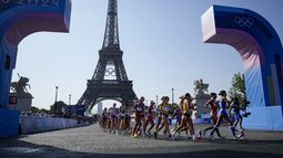 Atletas compiten durante la prueba de 20 kilómetros de marcha atlética en los Juegos Olímpicos del 2024 el jueves, 1 de agosto de 2024 en París, Francia. (AP Foto/Vadim Ghirda)