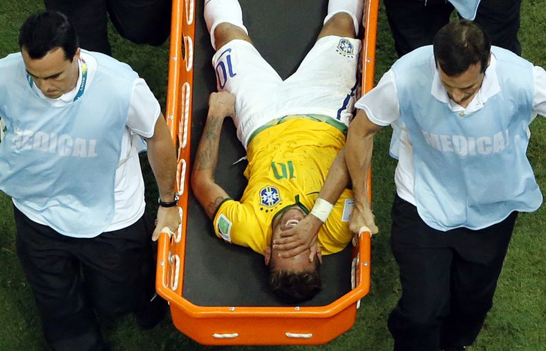 El brasile&ntilde;o Neymar es retirado en camilla durante el partido de cuartos de final ante Colombia en Fortaleza, Brasil, el viernes 4 de julio de 2014. (AP Foto/Fabrizio Bensch, pool)