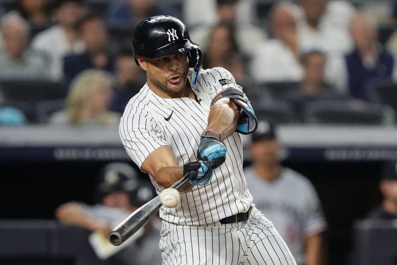 Giancarlo Stanton, de los Yankees de Nueva York, pega un doble productor en el juego ante los Mellizos de Minnesota, el martes 12 de agosto de 2025 (AP Foto/Yuki Iwamura)