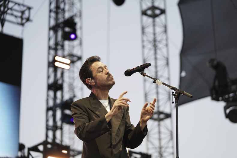 Emmanuel del Real, alias Meme, durante su presentación en la 25ª edición del festival de música Vive Latino en la Ciudad de México, el sábado 15 de marzo de 2025. (Foto AP/Aurea Del Rosario)