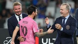 David Beckham (izquierda) y José Mas (derecha), propietarios de Inter Miami, celebran con Lionel Messi luego que el club venció a Cruz Azul en la Copa de Campeones, el miércoles 16 de septiembre de 2026, en Miami. (AP Foto/Lynne Sladky)