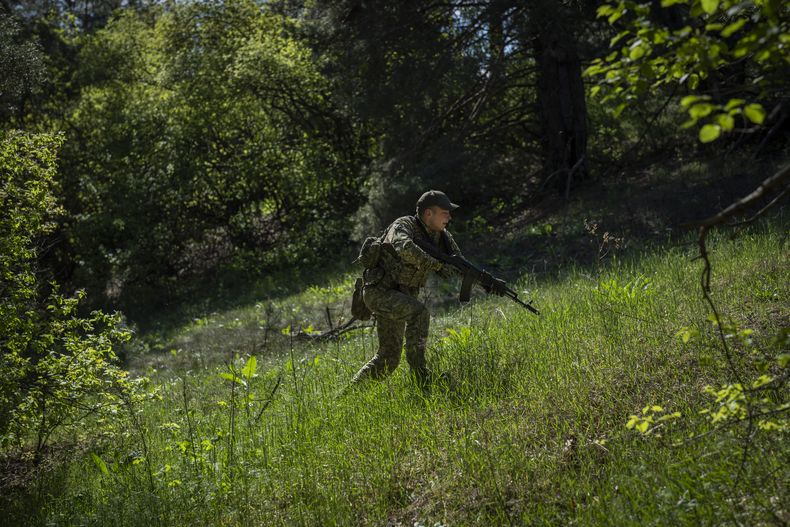 Un soldado ucraniano se entrena en una zona boscosa en el centro de Ucrania, el 1 de mayo de 2023. (AP foto/Bernat Armangue)