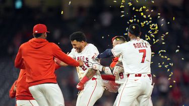 José Siri, centro, de los Angelinos de Los Ángeles, celebra con sus compañeros de equipos después de pegar un sencillo decisivo contra los Astros de Houston durante la décima entrada del juego de béisbol de Grandes Ligas, el miércoles 10 de junio de 2026, en Anaheim, California. (AP Foto/Scott Strazzante)