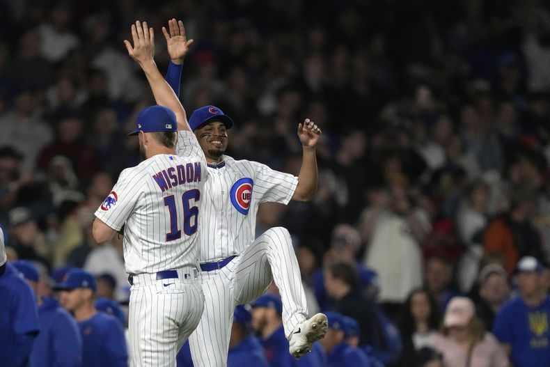 Patrick Wisdom y el dominicano Christopher Morel festejan el triunfo sobre los Cardenales de San Luis, el miércoles 10 de mayo de 2023 (AP Foto/Charles Rex Arbogast)
