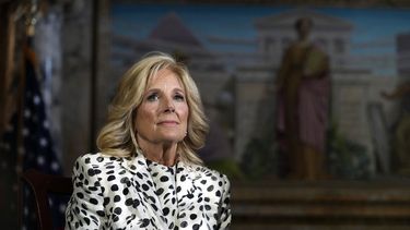 La primera dama Jill Biden en la Biblioteca del Congreso, en Washington, el 19 de abril de 2023, durante una recepción con miembros del Congreso. La Casa Blanca y Google lanzaron un nuevo recorrido virtual por la Casa Blanca; la idea de Jill Biden es que esto sea accesible a la mayor cantidad de personas posible, se informó el 27 de octubre de 2023. (Foto AP/Susan Walsh, Archivo)