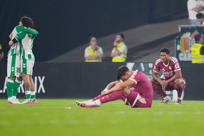 Jude Bellingham del Real Madrid reacciona a la derrota mientras los jugadores del Real Madrid festejan tras el partido de La Liga el viernes 4 de septiembre del 2026. (AP Foto/Jose Breton)