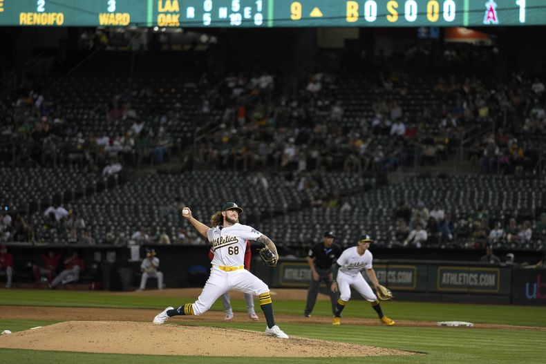 Joey Estes (68), de los Atléticos de Oakland, lanza ante un bateador de los Angelinos de Los Ángeles durante la novena entrada del juego de béisbol el miércoles 3 de julio de 2024, en Oakland, California. (AP Foto/Godofredo A. Vásquez)
