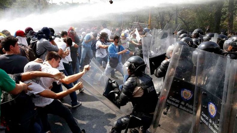 243 estudiantes fueron detenidos en Venezuela tras una emboscada contra cuatro campamentos en Caracas desde donde se realizaban protestas pacíficas contra el régimen de Maduro.