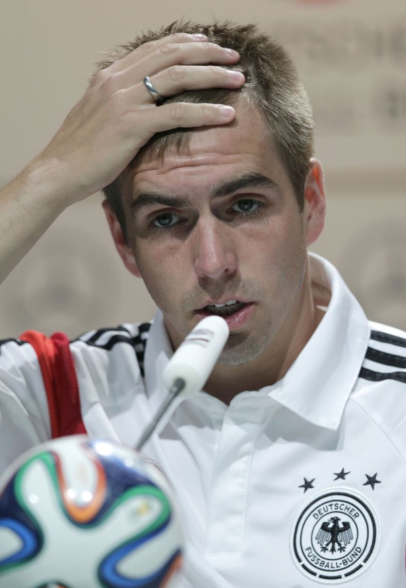 El capit&aacute;n de la selecci&oacute;n alemana, Philipp Lahm, en conferencia de prensa en Porto Seguro, Brasil, el 10 de junio del 2014. Al d&iacute;a siguiente, Bayern Munich inform&oacute; que Lahm y su compa&ntilde;ero Thomas Mueller firmaron extensi