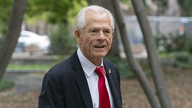 Peter Navarro, quien fue asesor del presidente Donald Trump y ahora es acusado de desacato legislativo, en Washington, el 28 de agosto de 2023.(Foto AP/Jose Luis Magana)