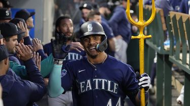 En foto del 10 de junion del 2023, el dominicano Julio Rodríguez, de los Marineros de Seattle, recibe la felicitación de sus compañeros en la cueva, tras conseguir un jonrón de dos carreras ante los Angelinos de Los Ángeles. (AP Foto/Mark J. Terrill)