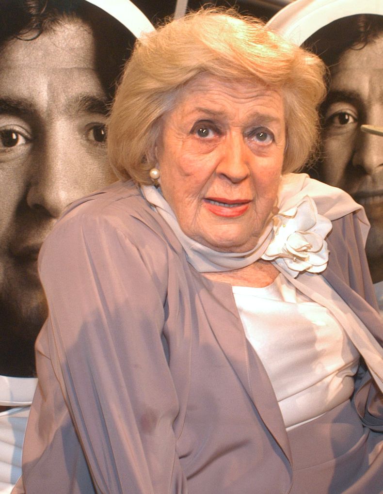 En esta foto del 17 de octubre del 2005 difundida por el Canal 13, la actriz uruguaya China Zorrilla participa en el programa televisivo del futbolista argentino Diego Maradona en Buenos Aires, Argentina. Zorrilla muri&oacute; en Montevideo, Uruguay, el m