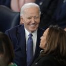 El presidente estadounidense Joe Biden sonríe a la vicepresidenta Kamala Harris a su llegada a la Rotonda del Capitolio de Estados Unidos, en Washington, para la ceremonia de investidura de Donald Trump, el lunes 20 de enero de 2025. (AP Foto/Julia Demaree Nikhinson, Pool)