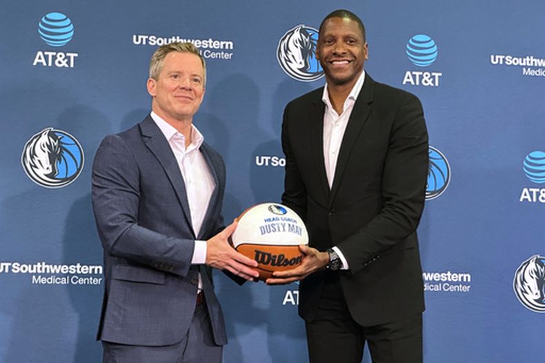 El nuevo entrenador de los Mavericks de Dallas, Dusty May, izquierda, posa con el presidente de operaciones de baloncesto, Masai Ujiri, derecha, durante la rueda de prensa de presentación de May en la NBA, el lunes 29 de junio de 2026, en Dallas. (Foto AP/Schuyler Dixon)