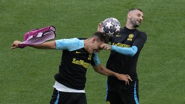 El argentino Lautaro Martínez (izquierda) y Marcelo Brozovic disputan un balón en una práctica del Inter, el viernes 9 de junio de 2023, en Estambul (AP Foto/Thanassis Stavrakis)