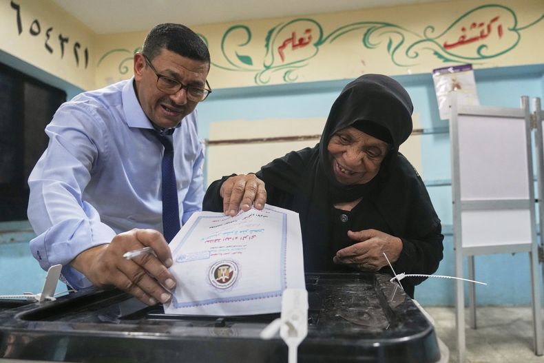 Egipcios votan en elecciones para el Senado en El Cairo el 4 de agosto del 2025. (Foto AP/Amr Nabil)