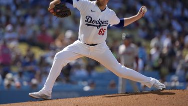 El abridor de los Dodgers de Los Ángeles James Paxton lanza en la primera entrada ante los Medias Rojas de Boston el domingo 21 de julio del 2024.(AP Foto/Ryan Sun)