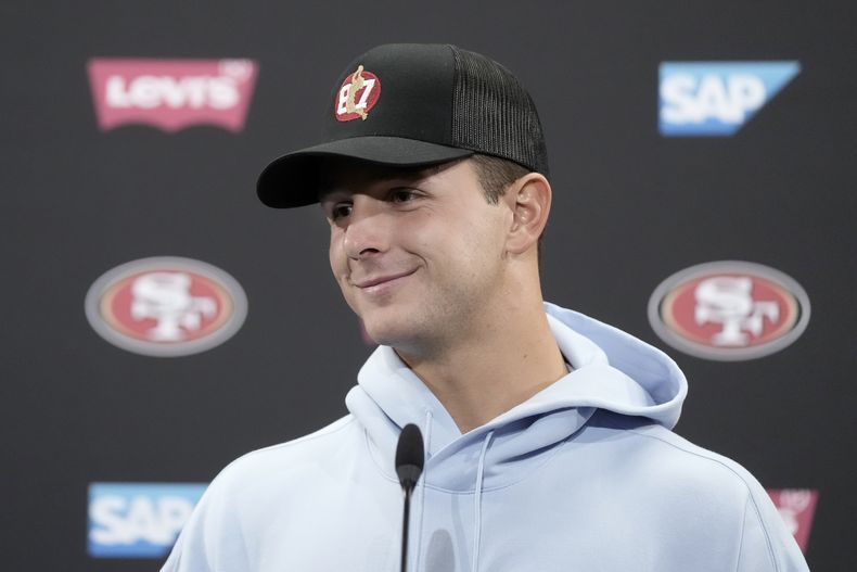 El quarterback Brock Purdy de los 49ers de San Francisco durante una rueda de prensa, el sábado 19 de agosto de 2023, en Santa Clara, California. (AP Foto/Godofredo A. Vásquez)