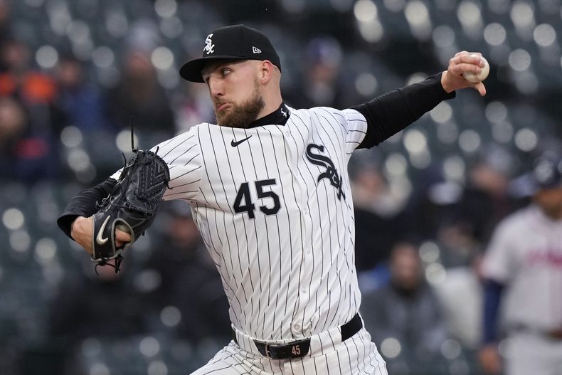 Garrett Crochet, abridor de los Medias Blancas de Chicago, lanza en el juego del martes 2 de abril de 2024, ante los Bravos de Atlanta (AP Foto/Nam Y. Huh)