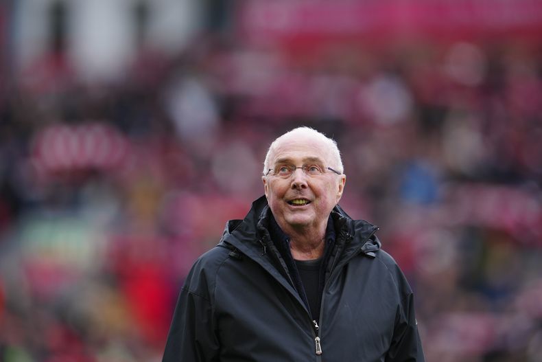 El extécnico de Inglaterra Sven-Goran Eriksson previo al comienzo de un partido de exhibición entre las leyendas de Liverpool y Ajax en el estadio Anfield, el sábado 23 de marzo de 2024. (AP Foto/Jon Super)