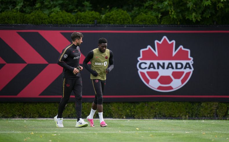 Alphonso Davies (derecha), de Canadá, entrena el jueves 25 de junio de 2026 en Vancouver (Darryl Dyck/The Canadian Press via AP)