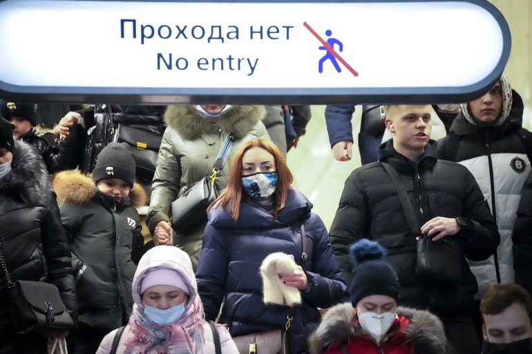 Rusia reduce aislamiento a gente cercana a enfermos de COVID