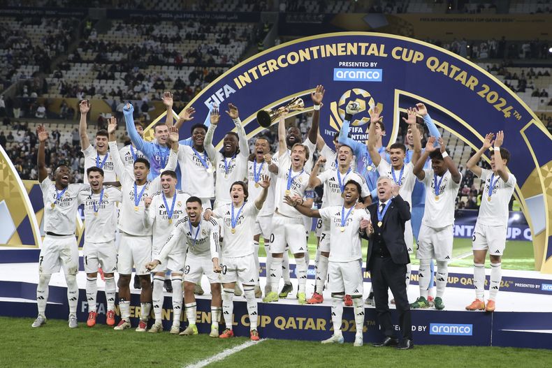 El Real Madrid festeja la conquista de la Copa Intercontinental tras vencer a Pachuca en la final del miércoles 18 de diciembre de 2024, en Lusail, Qatar (AP Foto/Hussein Sayed)