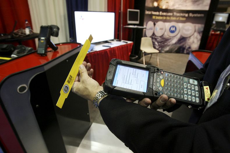 Foto del 3 de diciembre del 2007 de Kenneth Ratton, de Radiant RFID con un esc&aacute;ner fabricado por Motorola que ser&aacute; usado para seguir a los evacuados en caso de desastre natural o artificial, en San Antonio, Texas. (Foto AP/The San Antonio Ex