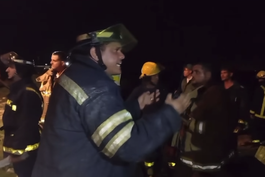 video muestra un militar castrista obligando a los bomberos a inmolarse en matanzas