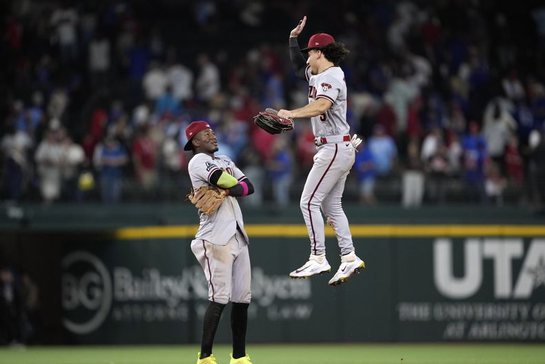 Alek Thomas y Geraldo Perdomo de los Diamondbacks de Arizona celebran tras ganar el juego 2 de la Serie Mundial ante los Rangers de Texas el sábado 28 de octubre del 2023. (AP Foto/Godofredo A. Vásquez)