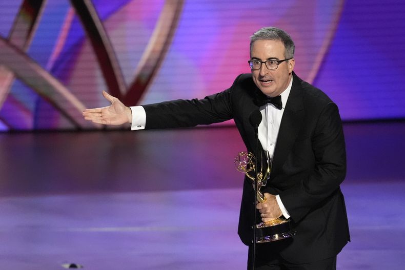 John Oliver recibe el premio al mejor programa de variedades con guion por Last Week Tonight With John Oliver durante la 76ª edición de los premios Emmy el domingo 15 de septiembre de 2024 en el Teatro Peacock de Los Ángeles. (Foto AP/Chris Pizzello)