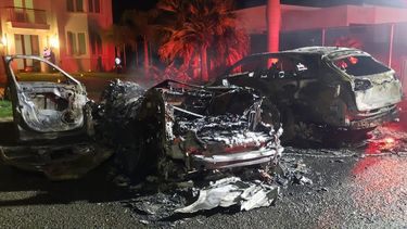 la policia analiza video en que se ve una persona incendiar dos autos en la casa de jennifer fungenzi