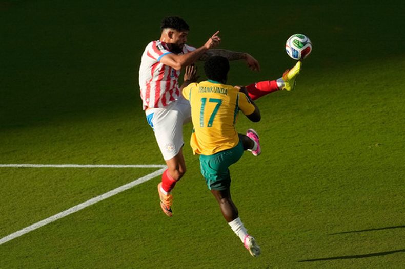 Omar Alderete, de Paraguay, despeja un balón frente a Nestory Irankunda, de Australia, en el cotejo del Mundial realizado el jueves 25 de junio de 2026 en Santa Clara, California (AP Foto/Jeff Chiu)