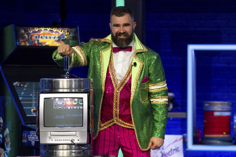 Jason Kelce, exjugador de fútbol americano, presenta el último segmento de su nuevo programa televisivo They Call It Late Night with Jason Kelce, el viernes 3 de enero de 2025, en Filadelfia (AP Foto/Chris Szagola)