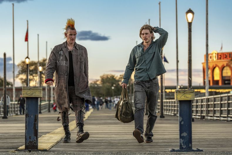 Esta imagen publicada por Sony Pictures Entertainment muestra a Matt Smith, a la izquierda, y Austin Butler en una escena de Caught Stealing. (Niko Tavernise/Sony Pictures Entertainment via AP)