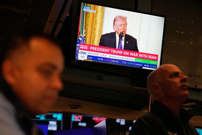 Un televisor muestra un discurso del presidente de Estados Unidos, Donald Trump, en la Bolsa de Nueva York, en Nueva York, el lunes 2 de marzo de 2026. (AP Foto/Seth Wenig)