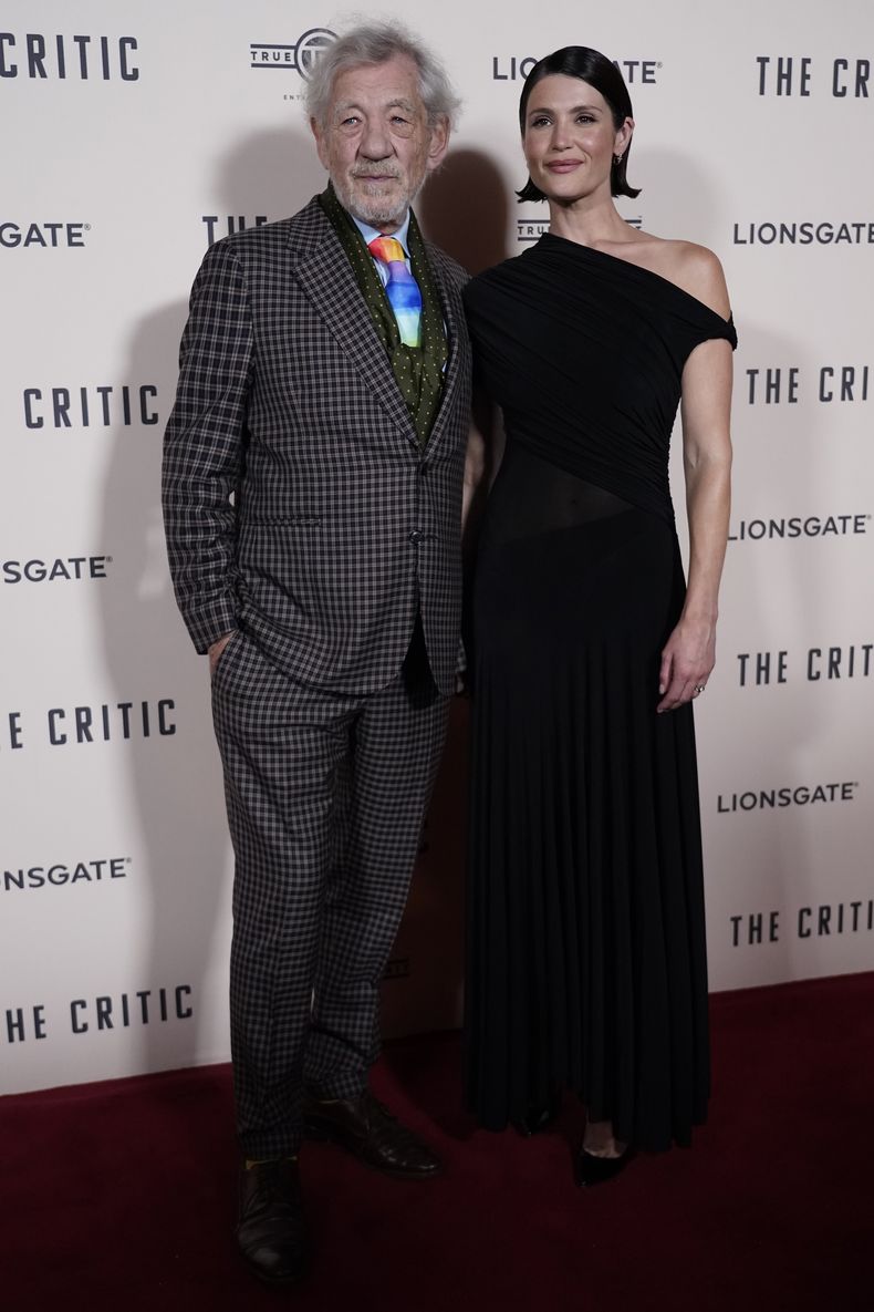 Ian McKellen y Gemma Arterton posan a su llegada al estreno europeo de The Critic, en Londres, el lunes 2 de septiembre de 2024. (Foto AP/Alberto Pezzali)