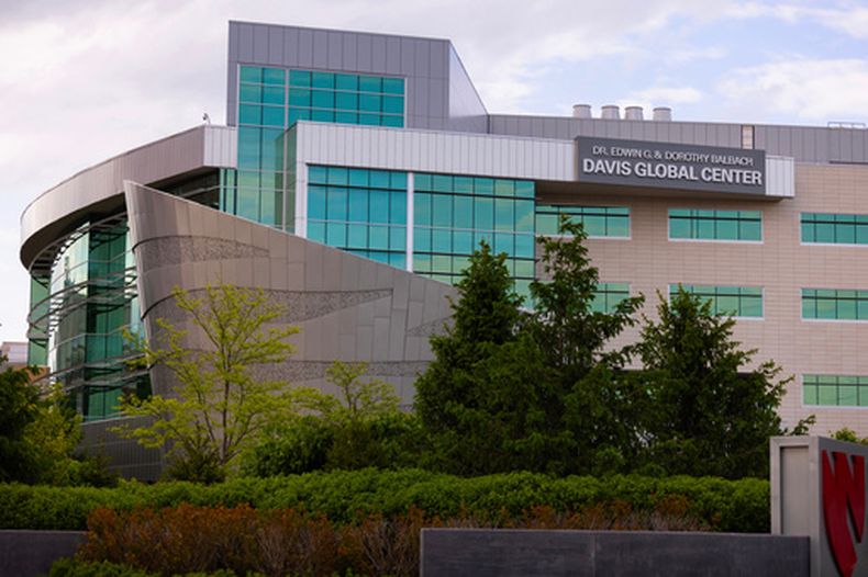 El Centro Global Davis de Nebraska Medicine se ve el domingo 10 de mayo de 2026 en Omaha, Nebraska, donde los pasajeros estadounidenses del crucero afectado por el hantavirus guardarán cuarentena. (Foto AP/Rebecca S. Gratz)