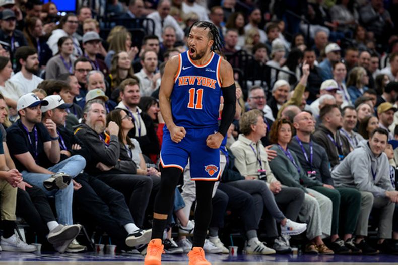Jalen Brunson, de los Knicks de Nueva York, reacciona después de encestar un triple durante la segunda mitad del juego de baloncesto de la NBA, el miércoles 11 de marzo de 2026, en Salt Lake City. (AP Foto/Tyler Tate)
