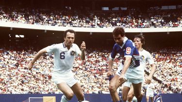 En foto del 1 de mayo de 1983, Franz Beckenbauer del Cosmos de Nueva York pelea por el balón en un encuentro de la NASL. (AP Foto)