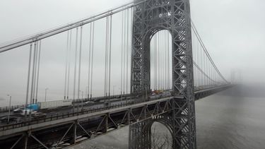 americateve | Fotograf&iacute;a del puente George Washington Bridge, en Fort Lee, Nueva Jersey, del 11 de enero de 2014.  Autoridades planean colocar una valla en el puente que une a Nueva York con Nueva Jersey para reducir el n&uacute;mero de suicidios. (Foto de AP/Ri