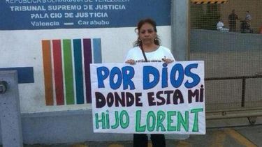 americateve | Yamile Saleh Rojas, la mamá de Lorent Saleh, el estudiante y activista de Operación Libertad que fue deportado por las autoridades de Colombia, dijo que el presidente Juan Manuel Santos es responsable de la vida de su hijo.