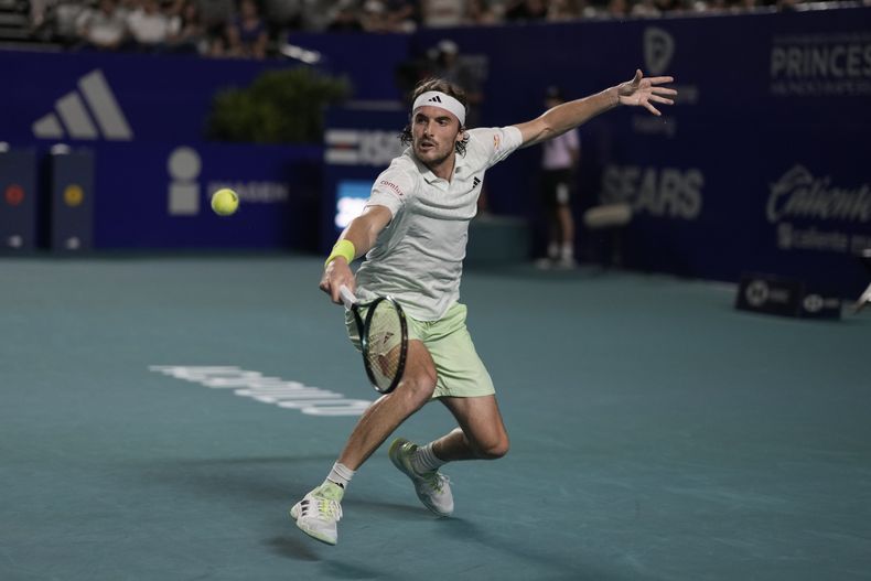 El griego Stefanos Tsitsipas trata de alcanzar un tiro del italiano Flavio Cobolli durante un partido del Abierto Mexicano, el miércoles 28 de febrero d 2024, en Acapulco (AP Foto/Eduardo Verdugo)