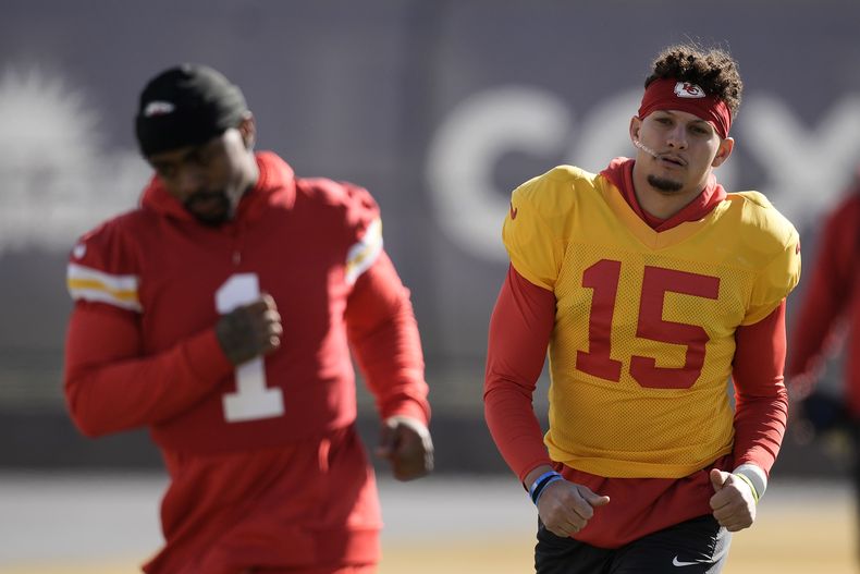 El quarterback Patrick Mahomes (15) y el running back Jerick McKinnon (1) de los Chiefs de Kansas City durante un entrenamiento previo al Super Bowl, el miércoles 7 de febrero de 2024, en Henderson, Nevada. (AP Foto/Charlie Riedel)
