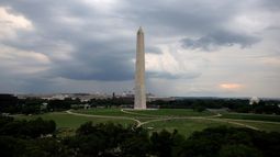 Nubes de tormenta se desplazan sobre el Monumento a Washington antes de la pelea UFC Freedom 250 en el Jardín Sur de la Casa Blanca el domingo 14 de junio de 2026, en Washington. (Kevin Dietsch/Pool Photo vía AP)